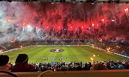 Φοβερή ατμόσφαιρα στο Βικτόρια Πλζεν-Γιουνάιτεντ και κορεό με το… κυνήγι του διαβόλου!