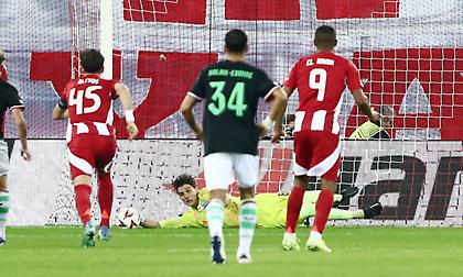 Τρομερός Τζολάκης, απέκρουσε το πέναλτι του Φαν Βολφσβίνκελ!