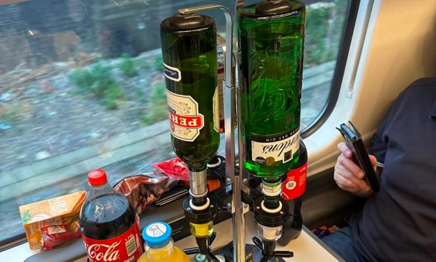 Τότεναμ: Οπαδοί έφτιαξαν μπαρ στο τρένο