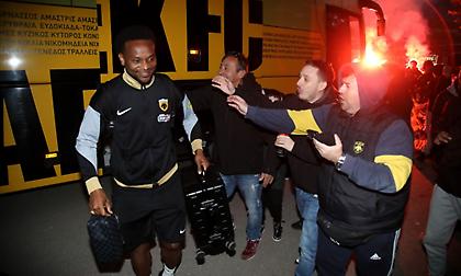 Αποθέωση για την ΑΕΚ στη Λαμία!