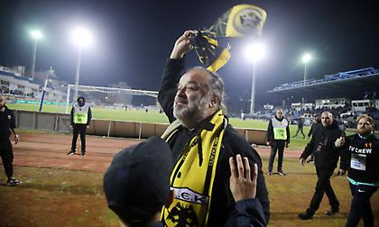 Γιόρτασε με την ψυχή του το διπλό της ΑΕΚ ο Ηλιόπουλος!