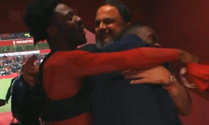 Πανηγύρισε τη μεγάλη νίκη της Νότιγχαμ με τους παίκτες ο Μαρινάκης