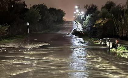 Η κακοκαιρία έφτασε: Ισχυρή καταιγίδα και 112 στο Αγρίνιο - Απεγκλωβίστηκαν 3 ηλικιωμένοι στην Πρέβεζα