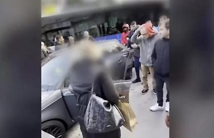 Απίστευτες εικόνες στο Χαλάνδρι: Πάρκαρε στη μέση του δρόμου και μόνο που δεν τον λιθοβόλησαν