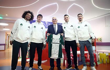 «Μοιράζοντας χαμόγελα και δύναμη»: Οι ποδοσφαιριστές του Παναθηναϊκού επισκέφθηκαν το νοσοκομείο ΜΗΤΕΡΑ