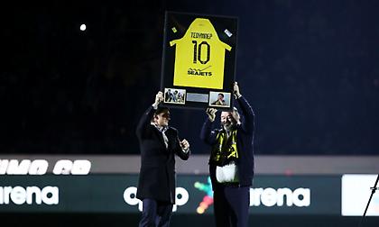 Υπόκλιση και αποθέωση για Τσούμπερ από τους οπαδούς της ΑΕΚ και τον Ηλιόπουλο!