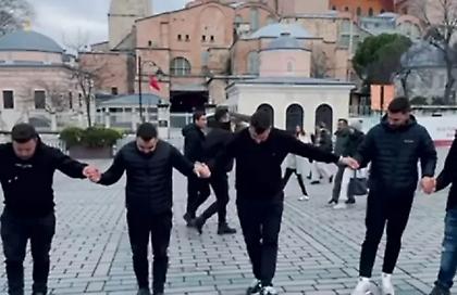 Κρητικοί χόρεψαν συρτό έξω από την Αγιά Σοφιά και έγιναν viral