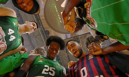 Ανατριχίλα στο ΟΑΚΑ: Παίκτες του Παναθηναϊκού και της Μπασκόνια σε έναν κύκλο προσευχήθηκαν για τον Λεσόρ!