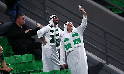 Έτοιμοι για Άμπου Ντάμπι: Οπαδοί του Παναθηναϊκού με κελεμπίες στο ΟΑΚΑ!