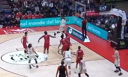 Το κεφάλι του έφτασε στην… μπασκέτα: Τρομακτικό κάρφωμα του Μπούκερ!