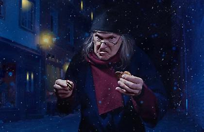 Ο αληθινός Σκρουτζ: Επιχειρηματίας χρεώνει την οικογένειά του 90 ευρώ για το χριστουγεννιάτικο τραπέζι