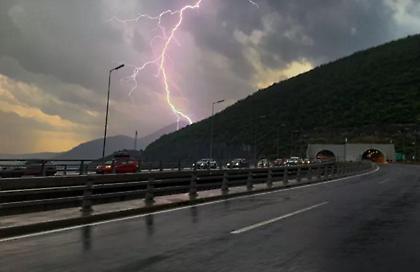 Καιρός: Βροχές και καταιγίδες, αλλά με υψηλή θερμοκρασία