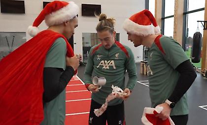 «Κωστή, το δώρο σου»: Ρόμπερτσον και Άρνολντ έκαναν χαρούμενο τον Τσιμίκα για τις γιορτές!