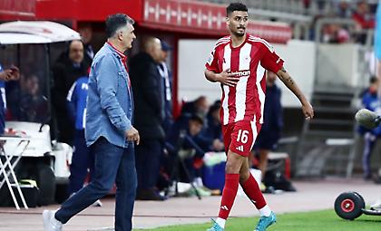 Έξαλλος -και- με Κάρμο ο Μεντιλίμπαρ, τον έκανε αλλαγή στο 27' μετά τις τρεις ευκαιρίες της Λαμίας!