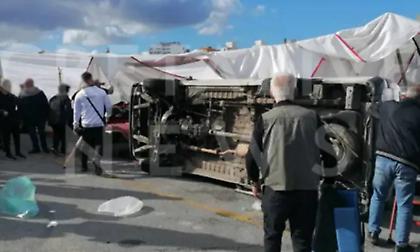 Ο αέρας παρέσυρε και... τούμπαρε φορτηγό σε λαϊκή στην Κρήτη - Δείτε φωτογραφίες
