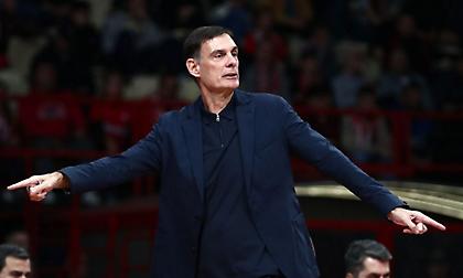 Μπαρτζώκας: «Υπήρχαν 5.000 χαρούμενοι άνθρωποι στο γήπεδο και ένας ημίτρελος στον πάγκο, ο οποίος φαίνεται γραφικός»