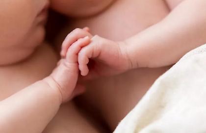 Χειροπέδες σε 2 γυναίκες στα Ιωάννινα που ζητιάνευαν μαζί με τα μωρά τους