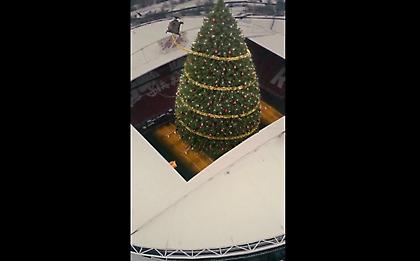 Το φοβερό βίντεο της Λειψίας με το χριστουγεννιάτικο δέντρο να... βγαίνει εκτός γηπέδου!