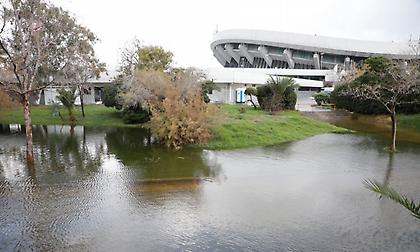 Απίστευτες εικόνες στο ΣΕΦ: Έγινε... λίμνη ο περιβάλλων χώρος! (pics)