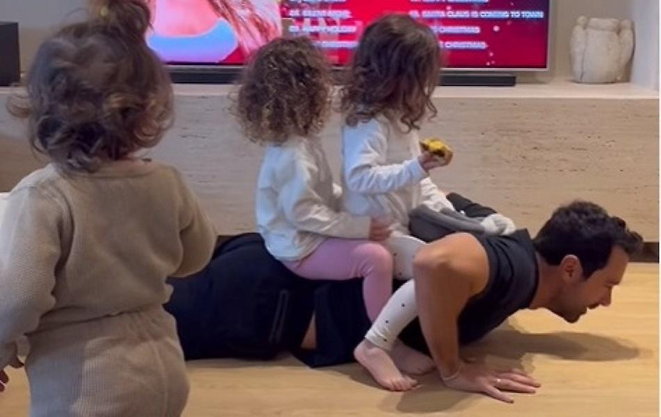 Σάκης Τανιμανίδης: Πόσα push ups μέτρησε με τις κόρες του στην πλάτη;