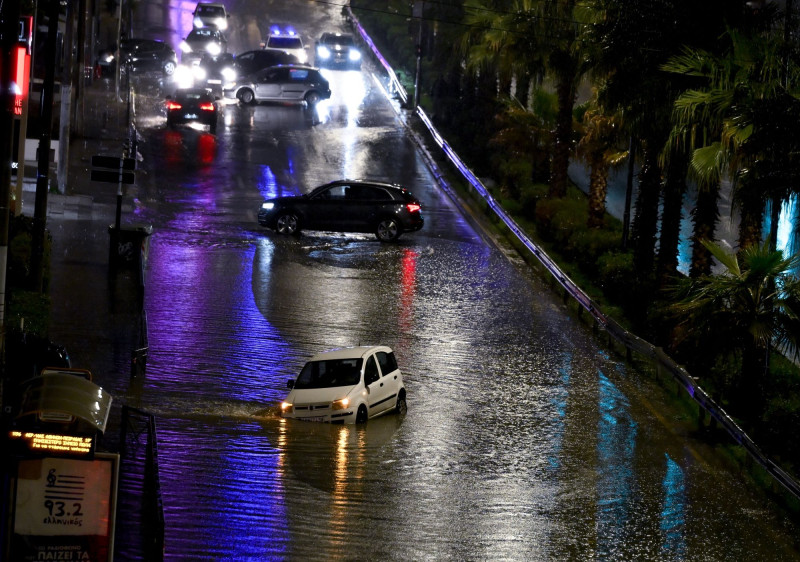 Κακοκαιρία στην Αθήνα: Πλημμύρισαν δρόμοι στα νότια προάστια