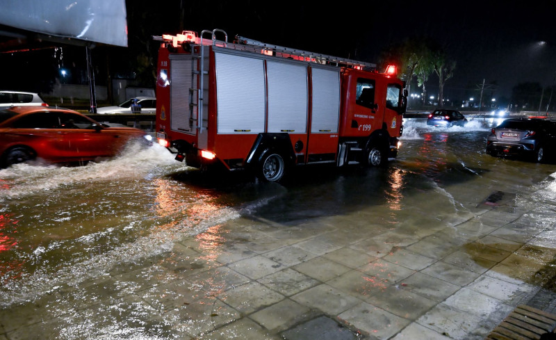 Κακοκαιρία στην Αθήνα: Πλημμύρισαν δρόμοι στα νότια προάστια