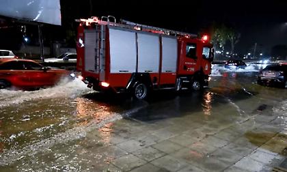 «Ποτάμι» η παραλιακή τη νύχτα λόγω της κακοκαιρίας - 40 κλήσεις στην Πυροσβεστική