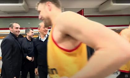 «Η άμυνα της χρονιάς»: Η επίσκεψη του Γ. Αγγελόπουλου στα αποδυτήρια του Ολυμπιακού και τα πειράγματα στον Βεζένκοφ