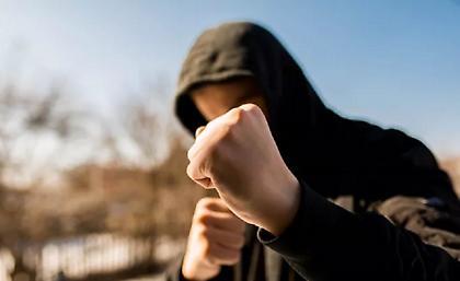 Μαρούσι: Ποινική δίωξη για κακούργημα στους 4 συλληφθέντες για την αιματηρή επίθεση έξω από τον ΗΣΑΠ