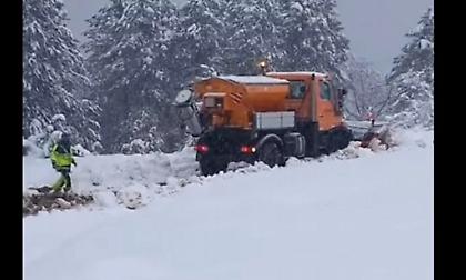 Όλυμπος: Επιχείρηση απεγκλωβισμού για οικογένειες που παγιδεύτηκαν σε ΙΧ λόγω της χιονόπτωσης