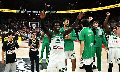 Οι πανηγυρισμοί των παικτών με τον κόσμο του Παναθηναϊκού στο «SAP Garden» του Μονάχου!