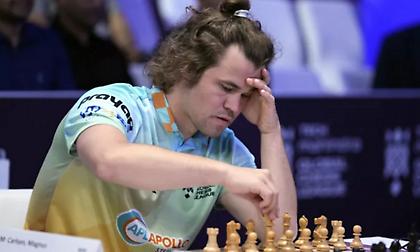 Ο παγκόσμιος πρωταθλητής σκακιού Μάγκνους Κάρλσεν εγκατέλειψε το τουρνουά γιατί αρνήθηκε να αλλάξει... παντελόνι