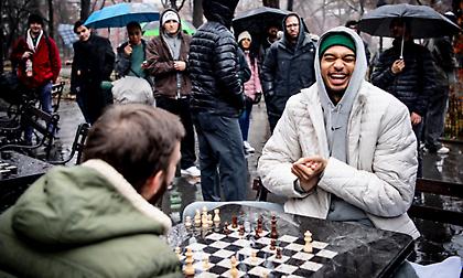 Απίστευτο σκηνικό: Ο Γουεμπανιάμα έπαιξε σκάκι με δεκάδες άτομα σε πάρκο της Νέας Υόρκης!