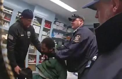 Σοκαριστικό βίντεο από φυλακή της Νέας Υόρκης: Αφροαμερικανός κρατούμενος ξυλοκοπείται και κακοποιείται μέχρι θανάτου