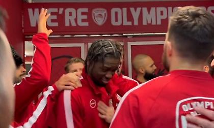 Ολυμπιακός: Δέχθηκε τις καθιερωμένες... φάπες από τους συμπαίκτες του ο Μένσα