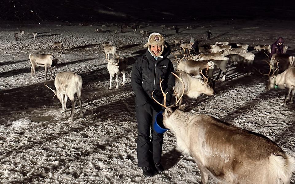 Ευγενία Σαμαρά: Dream trip... ταϊζει τους ταράνδους στη Λαπωνία!