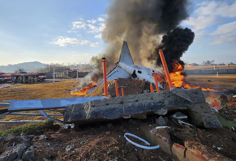 Νότια Κορέα: Βρέθηκαν τα μαύρα κουτιά - Νεκροί οι 179 από τους 181 επιβαίνοντες