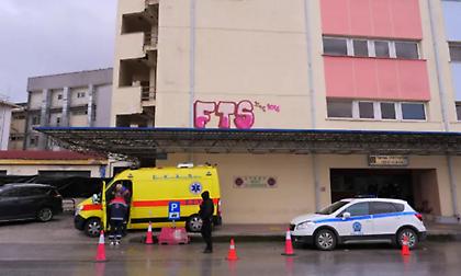 Μαχαίρωσαν 27χρονο έξω από μπαρ στη Λάρισα για τα... μάτια μιας γυναίκας