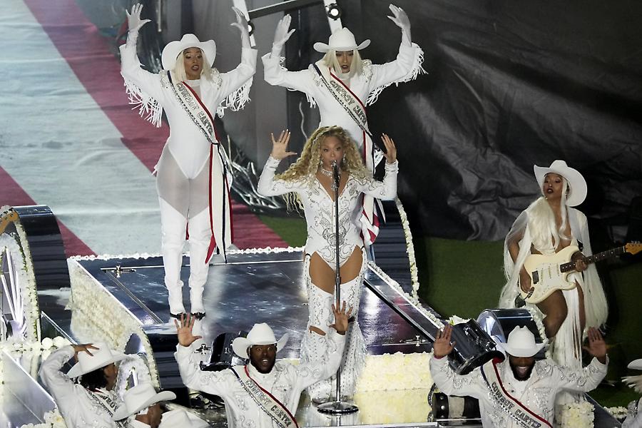 Κλάμα… Έντυσαν το performance της Beyonce στο Halftime του NFL με τον Ικαριώτικο από τη Βανδή!