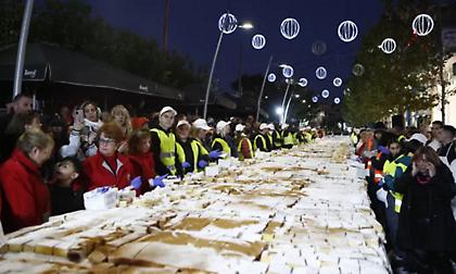 Η μεγαλύτερη βασιλόπιτα στον Δήμο Περιστερίου είχε δέκα τόνους βάρος!
