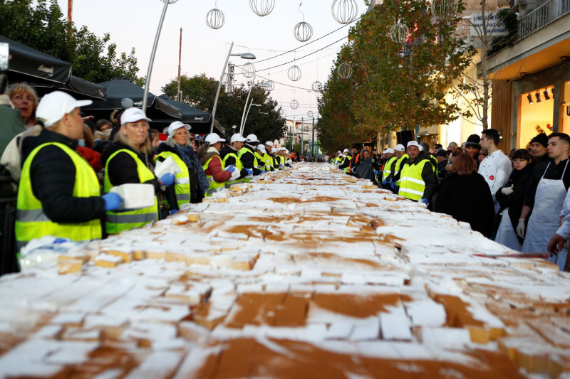 Η μεγαλύτερη βασιλόπιτα στον Δήμο Περιστερίου είχε δέκα τόνους βάρος!