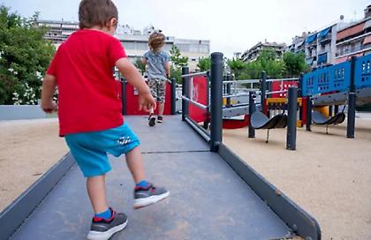 Παραλίγο τραγωδία με γυμνά καλώδια για ανήλικο στα Άνω Λιόσια: Τον «έσωσαν» οι μεγάλες σόλες των παπουτσιών του