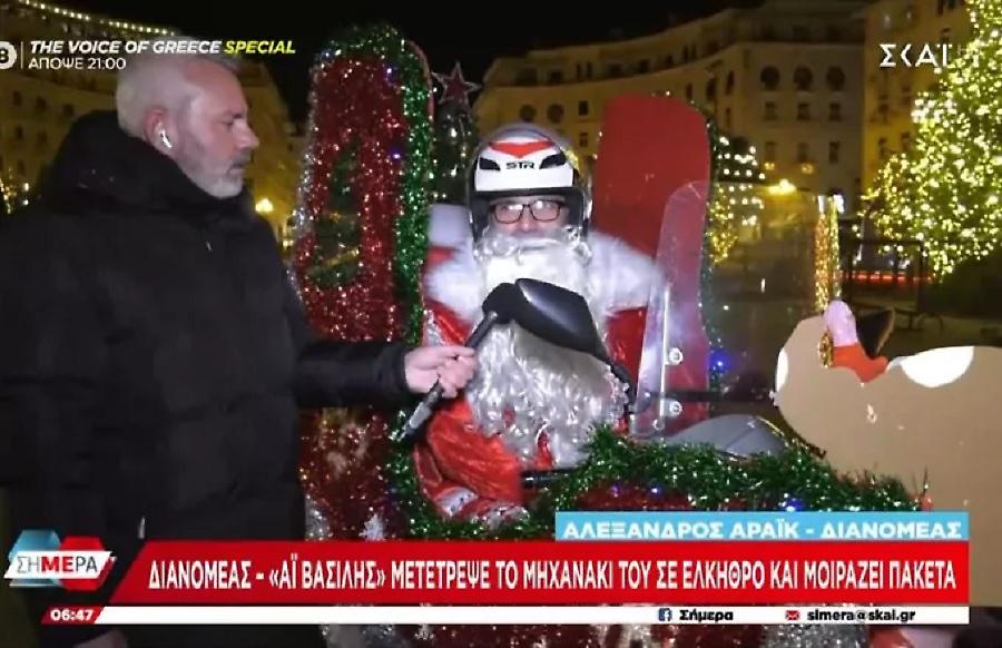 Διανομέας - «Άι Βασίλης» στη Θεσσαλονίκη μετέτρεψε το μηχανάκι του σε έλκηθρο και μοιράζει πακέτα - Πώς αντιδρά ο κόσμος