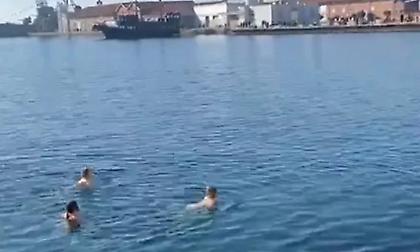 Θεσσαλονίκη: Φοιτήτριες από την Πορτογαλία και το Βέλγιο βούτηξαν στον Θερμαϊκό για το πρώτο μπάνιο του 2025!
