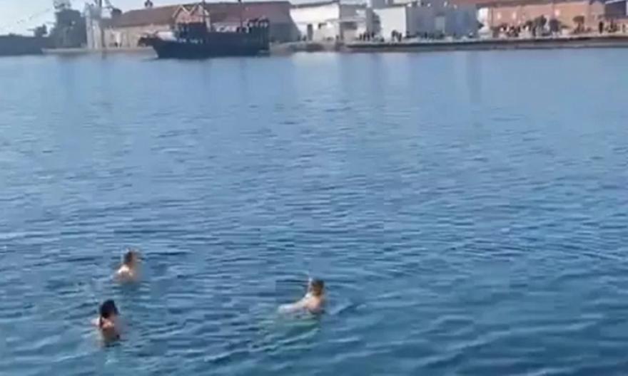 Θεσσαλονίκη: Φοιτήτριες βούτηξαν στον Θερμαϊκό για το πρώτο μπάνιο του 2025!