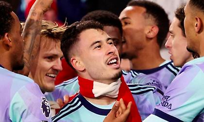 «Για πείτε, ποιος του το έδωσε;»: Επικός πανηγυρισμός του Μαρτινέλι με κασκόλ της Άρσεναλ