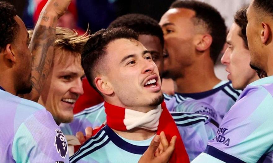 Άρσεναλ: Επικός πανηγυρισμός του Μαρτινέλι με κασκόλ