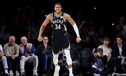 Γιάννης ως… Άγιος Βασίλης και νίκη με ανατροπή από το -19 για τους Μπακς μέσα στην Ιντιάνα