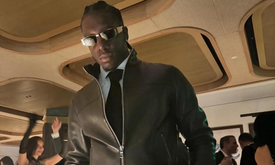 Παναθηναϊκός: Τράβηξε τα βλέμματα με ντύσιμο αλά… Γουέσλεϊ Σνάιπς ο Ναν