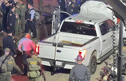 Επίθεση στη Νέα Ορλεάνη: Καρέ καρέ η στιγμή που το φορτηγάκι πέφτει με ταχύτητα πάνω στο πλήθος